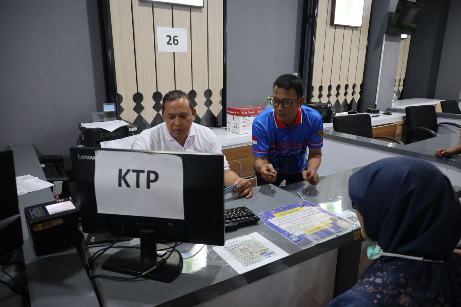 Kota Bekasi - Wali Kota Bekasi Tri Adhianto meninjau langsung jalannya pelayanan MPP dalam perekaman dan pencetakan E-KTP. Foto: Ist/Gobekasi.id.