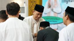 Kabupaten Bekasi - Pegawai bersalaman dengan Sekda Kabupaten Bekasi, Endin Samsudin, saat kegiatan Tarhib Ramadan 1447 Hijriah Tingkat Kabupaten Bekasi, di Masjid Agung Nurul Hikmah, Cikarang Pusat, Jumat (13/2/2026). Foto: Ist