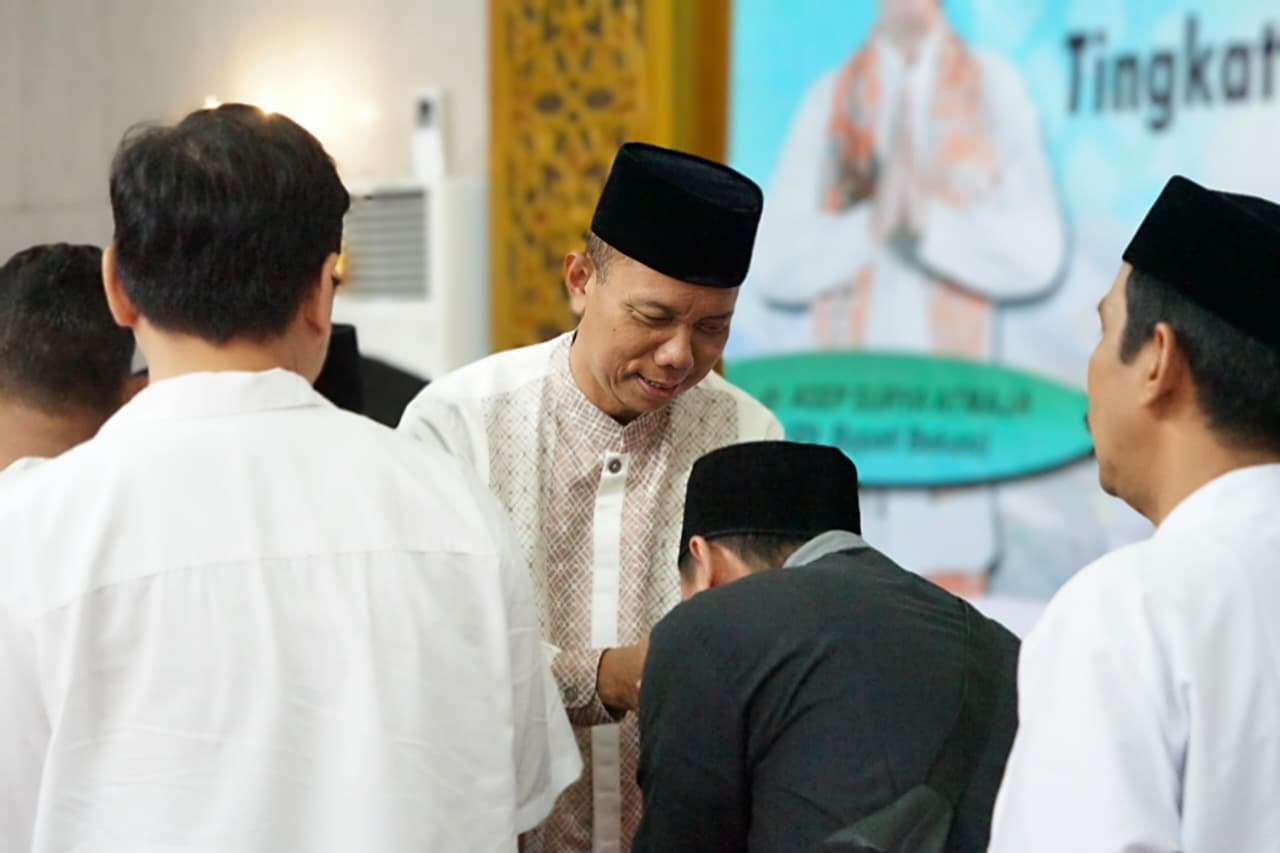 Kabupaten Bekasi - Pegawai bersalaman dengan Sekda Kabupaten Bekasi, Endin Samsudin, saat kegiatan Tarhib Ramadan 1447 Hijriah Tingkat Kabupaten Bekasi, di Masjid Agung Nurul Hikmah, Cikarang Pusat, Jumat (13/2/2026). Foto: Ist