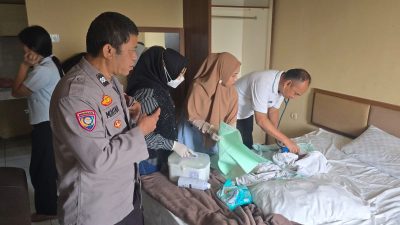 Kota Bekasi - Petugas kepolisian dan tenaga medis membawa bayi malang yang ditinggal di Apartemen wilayah Pekayon Jaya ke Puskesmas Margajaya untuk memeriksa kondisi kesehatan. Foto: Ist/Gobekasi.id.