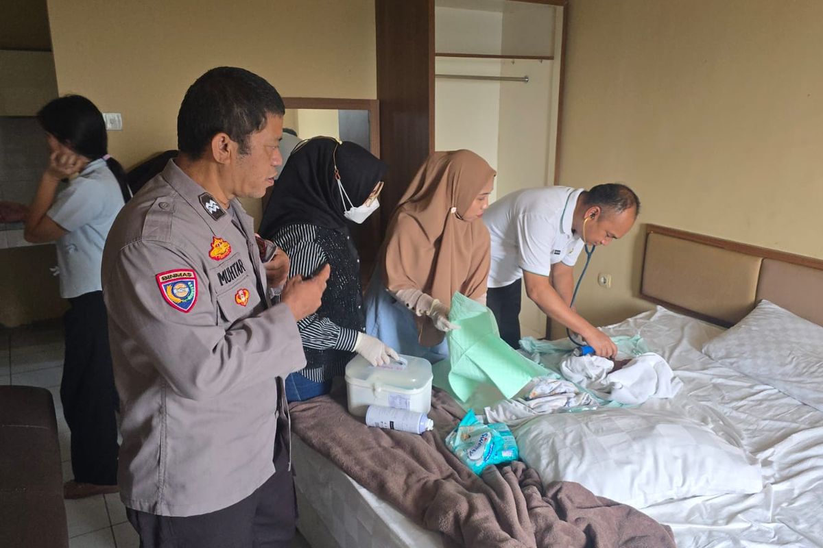 Kota Bekasi - Petugas kepolisian dan tenaga medis membawa bayi malang yang ditinggal di Apartemen wilayah Pekayon Jaya ke Puskesmas Margajaya untuk memeriksa kondisi kesehatan. Foto: Ist/Gobekasi.id.