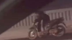 Bekasi - Tangkapan layar sebuah motor Honda Beat bernomor polisi B 6897 YCU masuk dalam Tol MBZ, Selasa (17/2/2026). Foto: Dok.Polisi