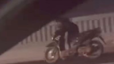 Bekasi - Tangkapan layar sebuah motor Honda Beat bernomor polisi B 6897 YCU masuk dalam Tol MBZ, Selasa (17/2/2026). Foto: Dok.Polisi