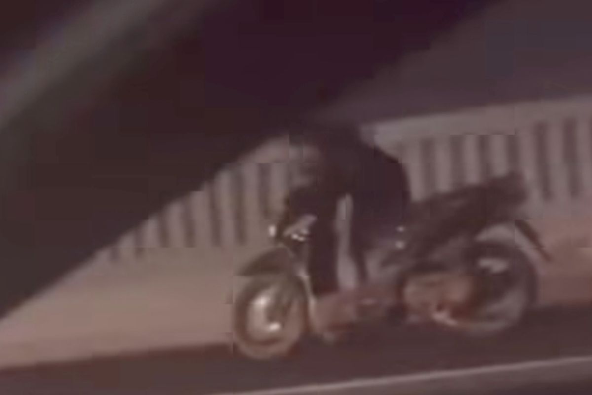 Bekasi - Tangkapan layar sebuah motor Honda Beat bernomor polisi B 6897 YCU masuk dalam Tol MBZ, Selasa (17/2/2026). Foto: Dok.Polisi