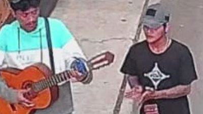 Kabupaten Bekasi - Tangkapan layar video dua pengamen sebelum mencuri motor di Perumahan Kota Serang Baru, RT 021 RW 019, Desa Sukaragam, Kecamatan Serang Baru, Kabupaten Bekasi.