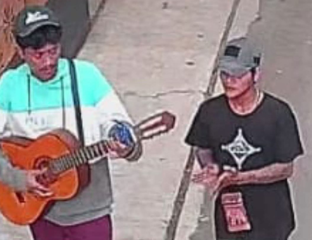 Kabupaten Bekasi - Tangkapan layar video dua pengamen sebelum mencuri motor di Perumahan Kota Serang Baru, RT 021 RW 019, Desa Sukaragam, Kecamatan Serang Baru, Kabupaten Bekasi.