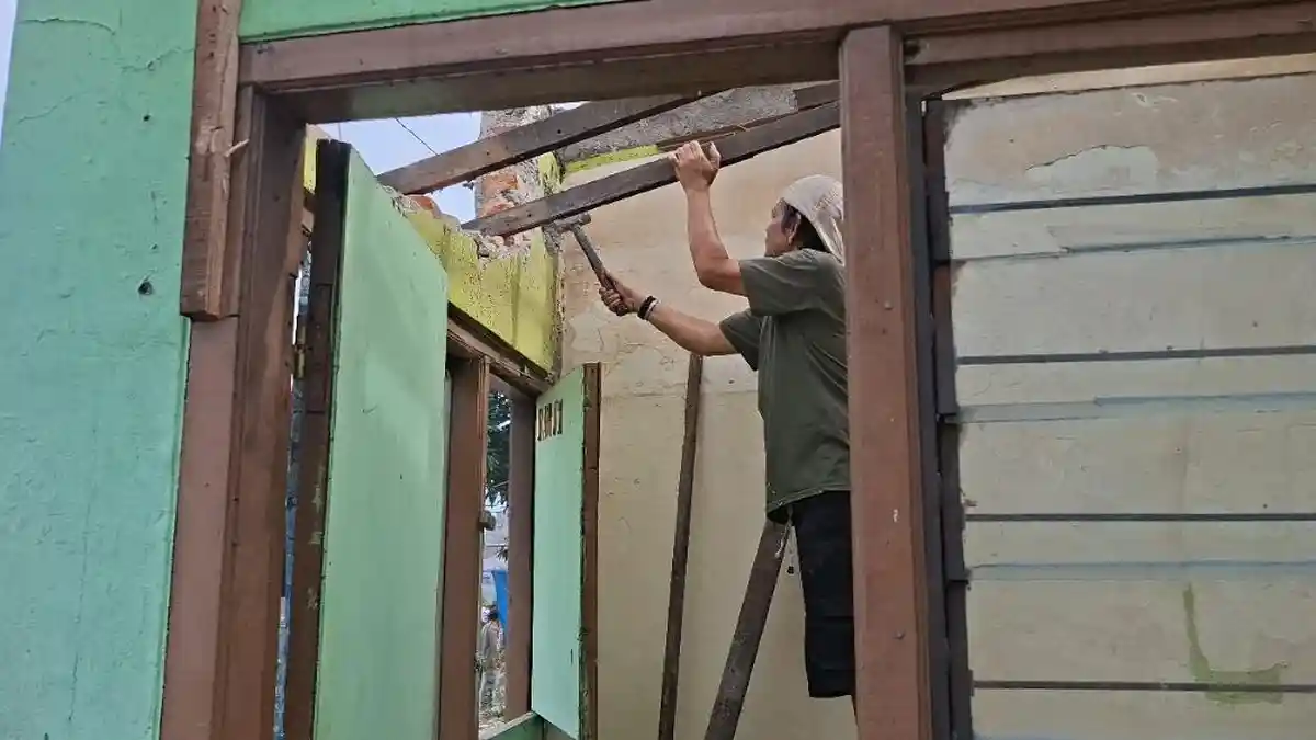 Kota Bekasi - Yadi Oktaviadi (48). Warga yang telah menetap di Bekasi sejak 1976 itu mengaku ikhlas bangunan yang selama puluhan tahun dimanfaatkannya harus dibongkar demi proyek Flyover Bulak Kapal. Foto: Ist