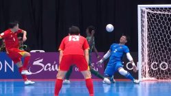 Kota Bekasi -Momen Ahmad Habibie saat melakukan melakukan penyelamatan di laga perempat final Piala Asia Futsal 2026 kontra Vietnam. Foto @pinkygeesh.