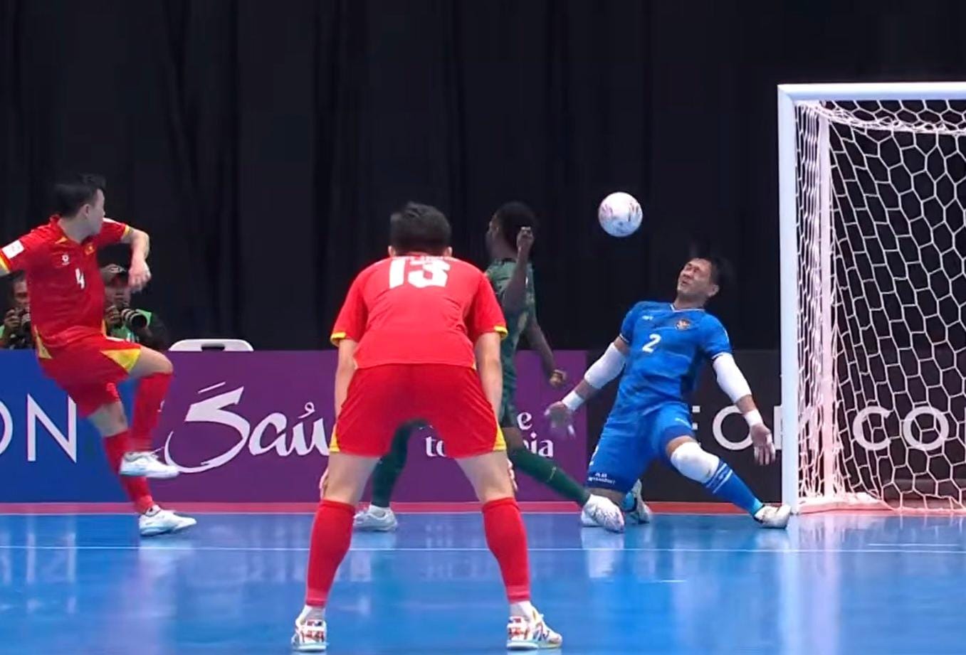 Kota Bekasi -Momen Ahmad Habibie saat melakukan melakukan penyelamatan di laga perempat final Piala Asia Futsal 2026 kontra Vietnam. Foto @pinkygeesh.
