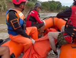 Tim SAR Temukan Penarik Perahu Eretan yang Tenggelam di Kali Bekasi
