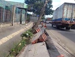 Hampir Dua Pekan Trotoar Amblas, Aktivitas Perbaikan Belum Terlihat