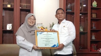Kabupaten Bekasi - Plt. Bupati Bekasi Asep Surya Atmaja menerima piagam penghargaan ajang kompetisi inovasi pelayanan publik Kemenpan RB dari Direktur RSUD Cabangbungin dr Erni Herdiani di ruang kerja Bupati Bekasi pada Jumat (6/2/2026). Foto: Ist