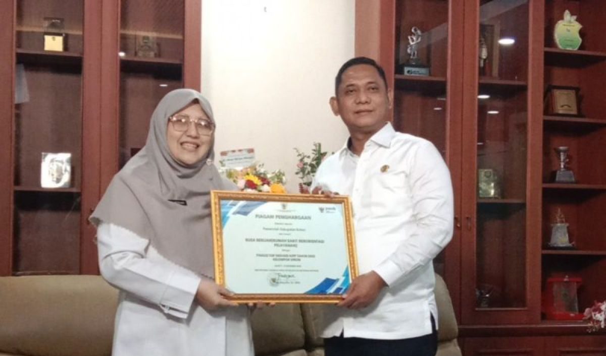 Kabupaten Bekasi - Plt. Bupati Bekasi Asep Surya Atmaja menerima piagam penghargaan ajang kompetisi inovasi pelayanan publik Kemenpan RB dari Direktur RSUD Cabangbungin dr Erni Herdiani di ruang kerja Bupati Bekasi pada Jumat (6/2/2026). Foto: Ist