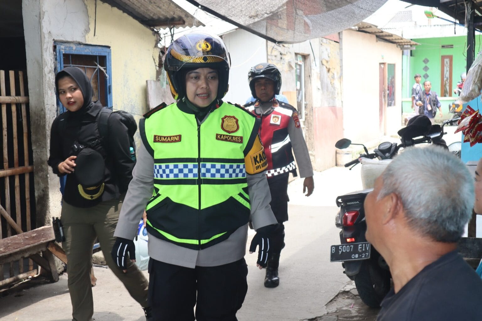 Kabupaten Bekasi - Kapolres Metro Bekasi Komisaris Besar Polisi Sumarni memimpin langsung patroli roda dua bersama para pejabat utama Polres Metro Bekasi, Jumat (7/2/2026). Foto: Ist/Gobekasi.id.