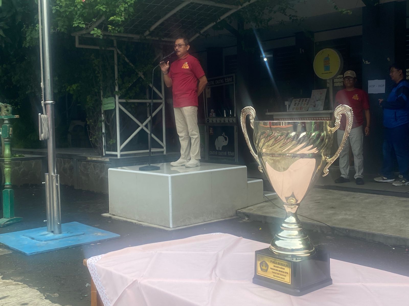Kota Bekasi - Kepala SMA Korpri Bekasi, Hery Sujiyanto, memberikan sambutan dalam pembukaan Porseni dan MIPA XXIII untuk tingkat SMP sederajat se-Jabodetabek, Sabtu (7/2/2026). Foto: Gobekasi.id.
