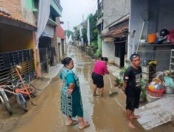 Banjir Luapan Air Kali Bekasi Sisakan Lumpur Tebal, 120 KK Warga Gang Mawar Terdampak