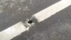 Kota Bekasi - Kondisi mata kucing hilang di Flyover yang menuju Mall Metropolitan Bekasi--Jalan Raya Vila, Bekasi Selatan. Foto: Ist