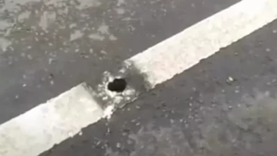 Kota Bekasi - Kondisi mata kucing hilang di Flyover yang menuju Mall Metropolitan Bekasi--Jalan Raya Vila, Bekasi Selatan. Foto: Ist