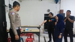 Kabupaten Bekasi -Polisi melakukan olah tempat kejadian perkara penipuan di sebuah rumah makan, depan Klinik Mitra Sehat Jarakosta, Desa Danau Indah, Kecamatan Cikarang Barat, Kabupaten Bekasi. Foto: Ist