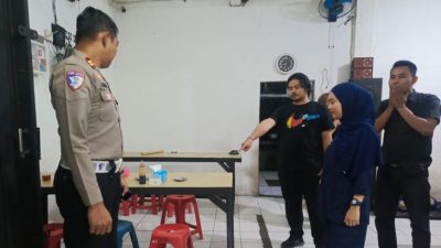 Kabupaten Bekasi -Polisi melakukan olah tempat kejadian perkara penipuan di sebuah rumah makan, depan Klinik Mitra Sehat Jarakosta, Desa Danau Indah, Kecamatan Cikarang Barat, Kabupaten Bekasi. Foto: Ist