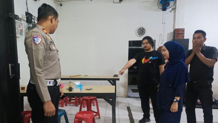 Kabupaten Bekasi -Polisi melakukan olah tempat kejadian perkara penipuan di sebuah rumah makan, depan Klinik Mitra Sehat Jarakosta, Desa Danau Indah, Kecamatan Cikarang Barat, Kabupaten Bekasi. Foto: Ist