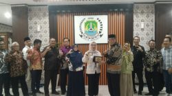 Kota Bekasi - Sekretaris DPRD Kota Cimahi, Budi Raharja dan Sekretaris DPRD Kota Bekasi, Lia Erliani bersama Anggota Banggar DPRD Kota Cimahi. Foto: Ist/Gobekasi.id.