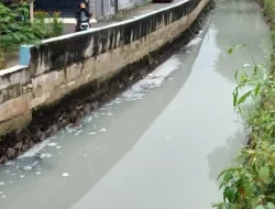 Limbah Abu-Abu Pekat Cemari Kali Irigasi di Bekasi Timur