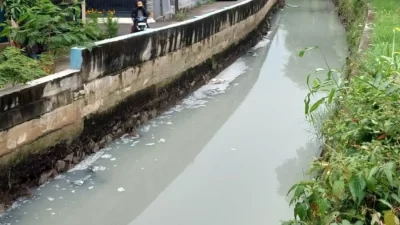 Kota Bekasi - Kondisi Kali Irigasi di Bekasi Timur berwarna abu-abu dan mengeluarkan bau tak sedap, Sabtu (7/2/2026). Foto: Ist
