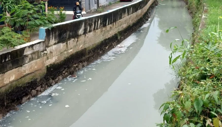 Kota Bekasi - Kondisi Kali Irigasi di Bekasi Timur berwarna abu-abu dan mengeluarkan bau tak sedap, Sabtu (7/2/2026). Foto: Ist