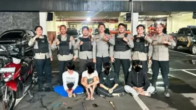 Kota Bekasi - Empat remaja dari kelompok yang menamakan diri geng AJORES Seroja ditangkap .Tim Perintis Presisi Polres Metro Bekasi Kota diduga hendak melakukan tawuran. Foto: Ist/Gobekasi.id.