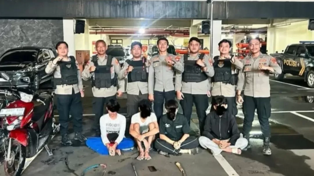 Kota Bekasi - Empat remaja dari kelompok yang menamakan diri geng AJORES Seroja ditangkap .Tim Perintis Presisi Polres Metro Bekasi Kota diduga hendak melakukan tawuran. Foto: Ist/Gobekasi.id.