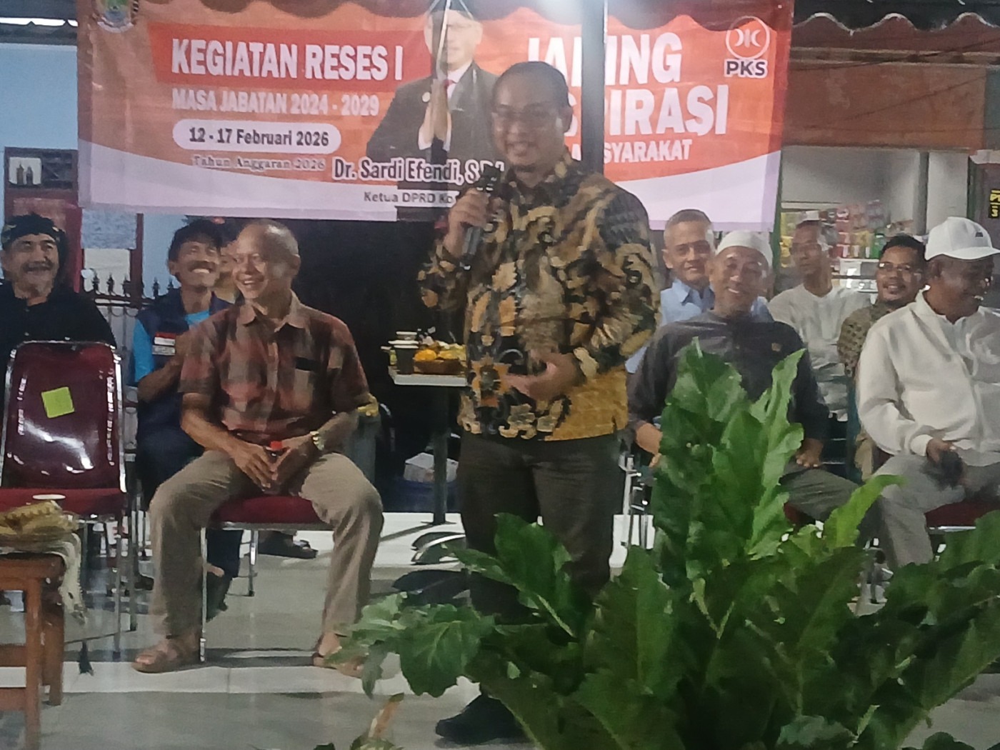 Kota Bekasi - Warga Perumahan Alinda, RW 21 Kelurahan Pejuang, Kecamatan Bekasi Utara, tumpah ruah dalam agenda reses Ketua DPRD Kota Bekasi, Sardi Efendi, Sabtu (14/2/2026). Foto: Ist/Gobekasi.id.