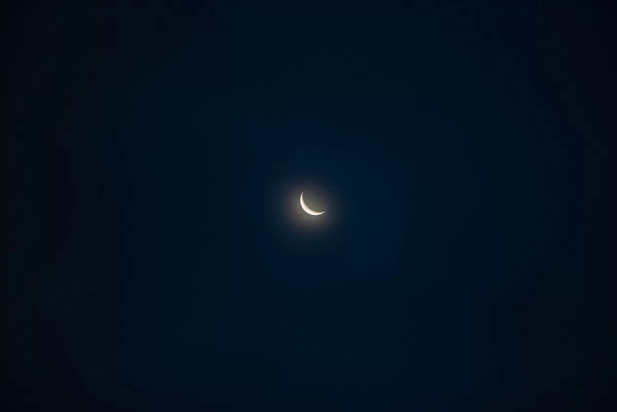Bekasi -Ilustrasi hilal yang tampak setelah fase bulan baru (Mateus Andre via Freepik)