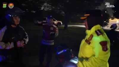 Kabupaten Bekasi - Kapolres Metro Bekasi Kombes Pol Sumarni memimpin razia knalpot brong pada, Sabtu (14/2/2026) malam. Foto: Ist/Gobekasi.id.