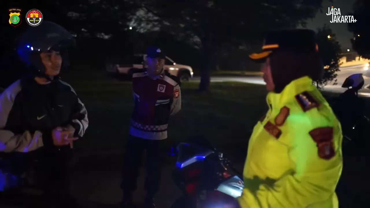 Kabupaten Bekasi - Kapolres Metro Bekasi Kombes Pol Sumarni memimpin razia knalpot brong pada, Sabtu (14/2/2026) malam. Foto: Ist/Gobekasi.id.