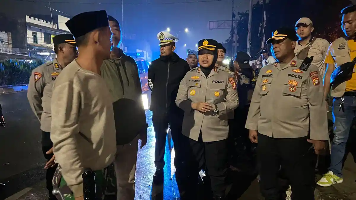 Kota Bekasi - Kapolres Metro Bekasi, Kombes Sumarni, memimpin pengamanan di kawasan Pasar Baru Cikarang. Foto: Ist/Gobekasi.id.