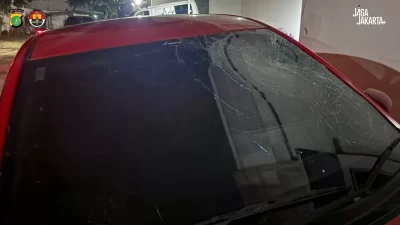 Kabupaten Bekasi -Kondisi kaca mobil yang mengalami kecelakaan dengan pesepeda di Jababeka, Kamis (19/2/2026) malam. Foto: Ist