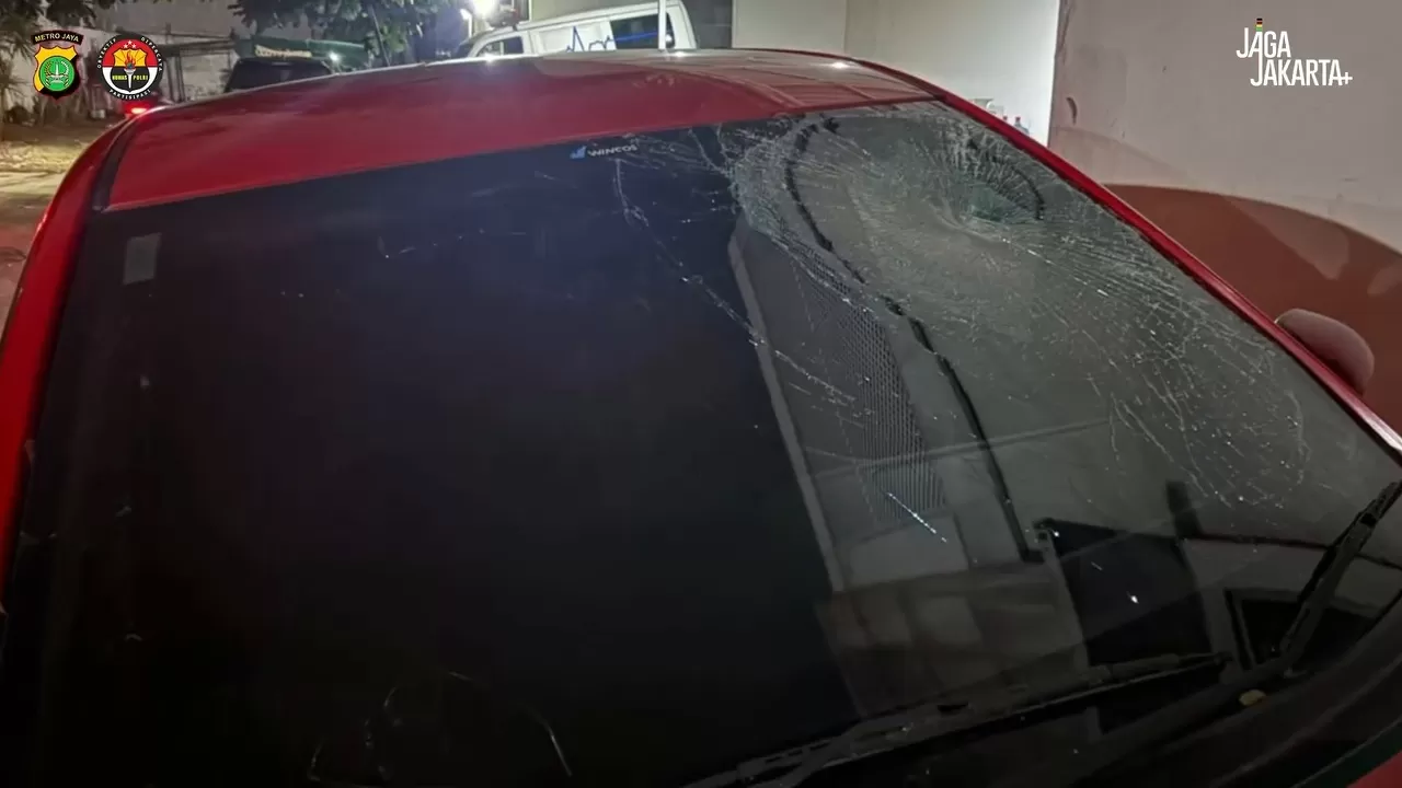 Kabupaten Bekasi -Kondisi kaca mobil yang mengalami kecelakaan dengan pesepeda di Jababeka, Kamis (19/2/2026) malam. Foto: Ist