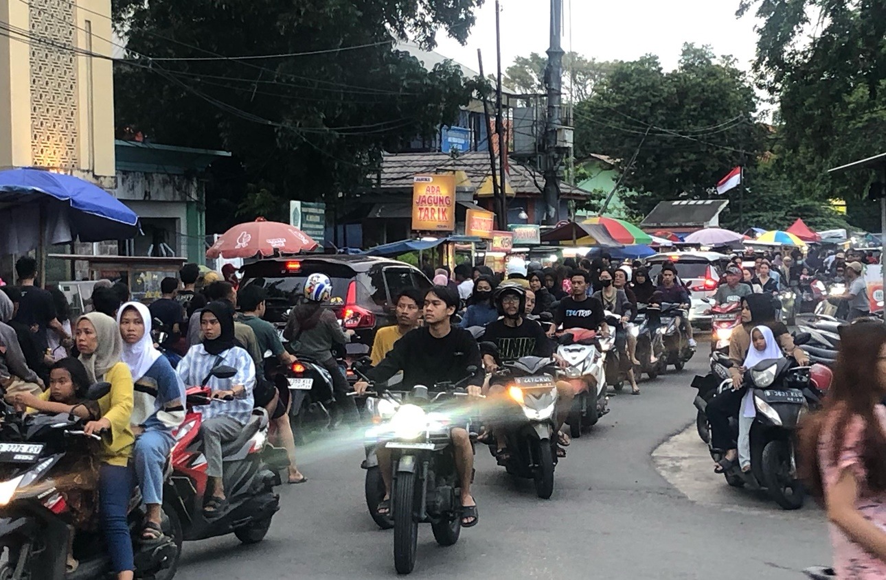 Kota Bekasi - Perumnas 1 Menjadi Salah satu lokasi untuk berburu takjil saat Ramadan jelang berbuka puasa. Foto: Ist