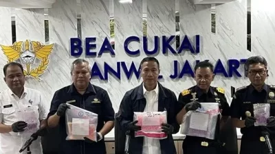 Kabupaten Bekasi -Direktorat Jenderal Bea dan Cukai dan Badan Narkotika Nasional (BNN) membongkar pengiriman MDMA dari luar negeri yang berujung pada penangkapan seorang tersangka berinisial AFZ di sebuah indekos di Cibatu, Cikarang Selatan, Kabupaten Bekasi. Foto: Ist