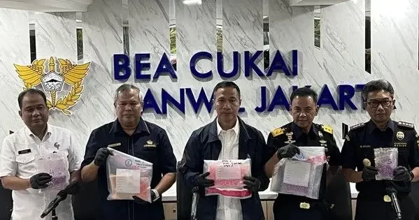 Kabupaten Bekasi -Direktorat Jenderal Bea dan Cukai dan Badan Narkotika Nasional (BNN) membongkar pengiriman MDMA dari luar negeri yang berujung pada penangkapan seorang tersangka berinisial AFZ di sebuah indekos di Cibatu, Cikarang Selatan, Kabupaten Bekasi. Foto: Ist