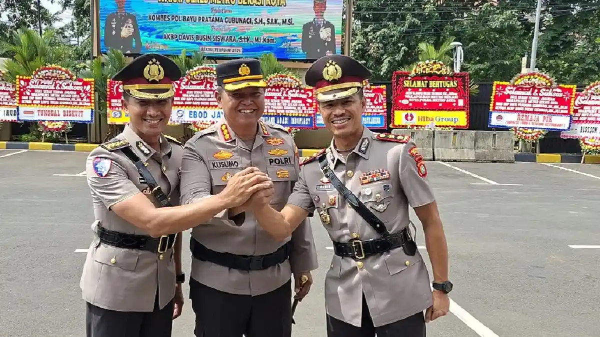 Kota Bekasi - Sertijab Wakapolres Metro Bekasi Kota, AKBP Davis Busin Siswara (kanan) dan pejabat lama Waka Polres Metro Bekasi Kota, Kombes Bayu Pratama Gubunagi di Markas Polres Metro Bekasi Kota, Kecamatan Medan Satria, Selasa (3/2/2026). Foto: Ist