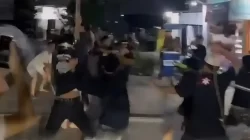 Kabupaten Bekasi - Tawuran yang terjadi di Jalan KH Ahmad Junaidi, Desa Pusaka Rakyat, Kecamatan Tarumajaya, Kabupaten Bekasi. Foto: Ist