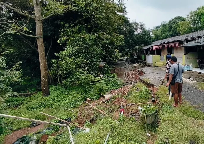 Kabupaten Bekasi - Kondisi longsor di wilayah Bojongmangu, Kabupaten Bekasi. Foto: Ist/Gobekasi.id.