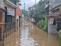 Warga Bantaran Kali Bekasi Siap Bongkar Rumah demi Tanggul Permanen