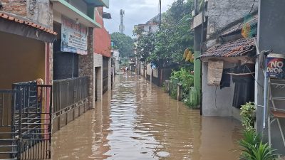 Kota Bekasi - Banjir di Gang Mawar, Bekasi Timur akibat meluapnya Kali Bekasi. Foto: Septian/Gobekasi.id.