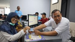 Kota Bekasi -Wali Kota Bekasi Tri Adhianto meninjau langsung jalannya pelayanan MPP dalam perekaman dan pencetakan E-KTP. Foto: Ist/Gobekasi.id.
