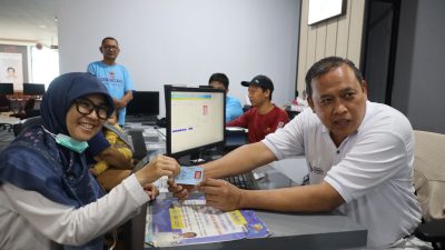 Kota Bekasi -Wali Kota Bekasi Tri Adhianto meninjau langsung jalannya pelayanan MPP dalam perekaman dan pencetakan E-KTP. Foto: Ist/Gobekasi.id.