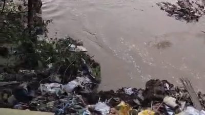 Kabupaten Bekasi - Kondisi rumah warga Kampung Kompa tergerus Kali Bekasi. Foto: Ist/Gobekasi.id.