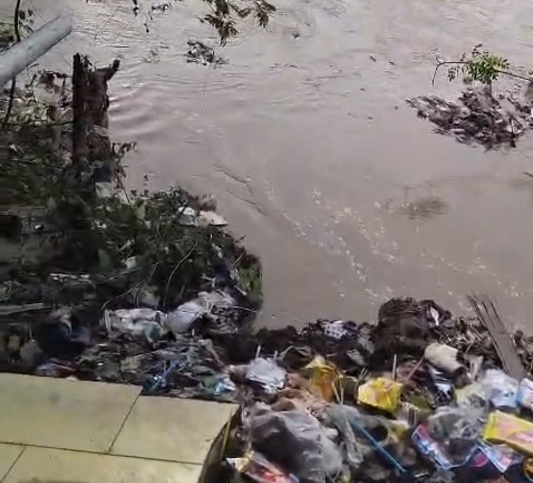 Kabupaten Bekasi - Kondisi rumah warga Kampung Kompa tergerus Kali Bekasi. Foto: Ist/Gobekasi.id.
